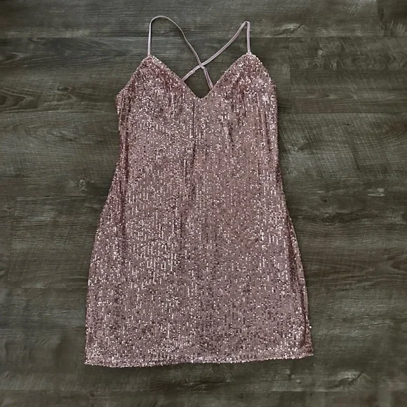 green emerald velvet dress Reagan Fitted Sequin Dress - Gold Metallic Treasure Box Sequin Knit – The  Islands main image 0